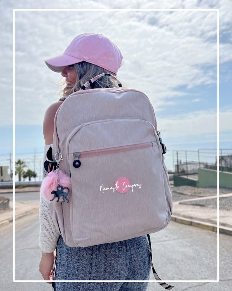 ⭑ 4 prácticos compartimientos ( celular + bolígrafo + pc) 
⭑ Compartimiento para notebook. 
⭑ Porta botellas en ambos laterales.
⭑ Cierre trasero.
⭑ Correas acolchadas ajustables.
⭑ Medidas:40 de alto x 32 de ancho.
⭑ Resistente al agua.
⭑ Volumen 30 litros.